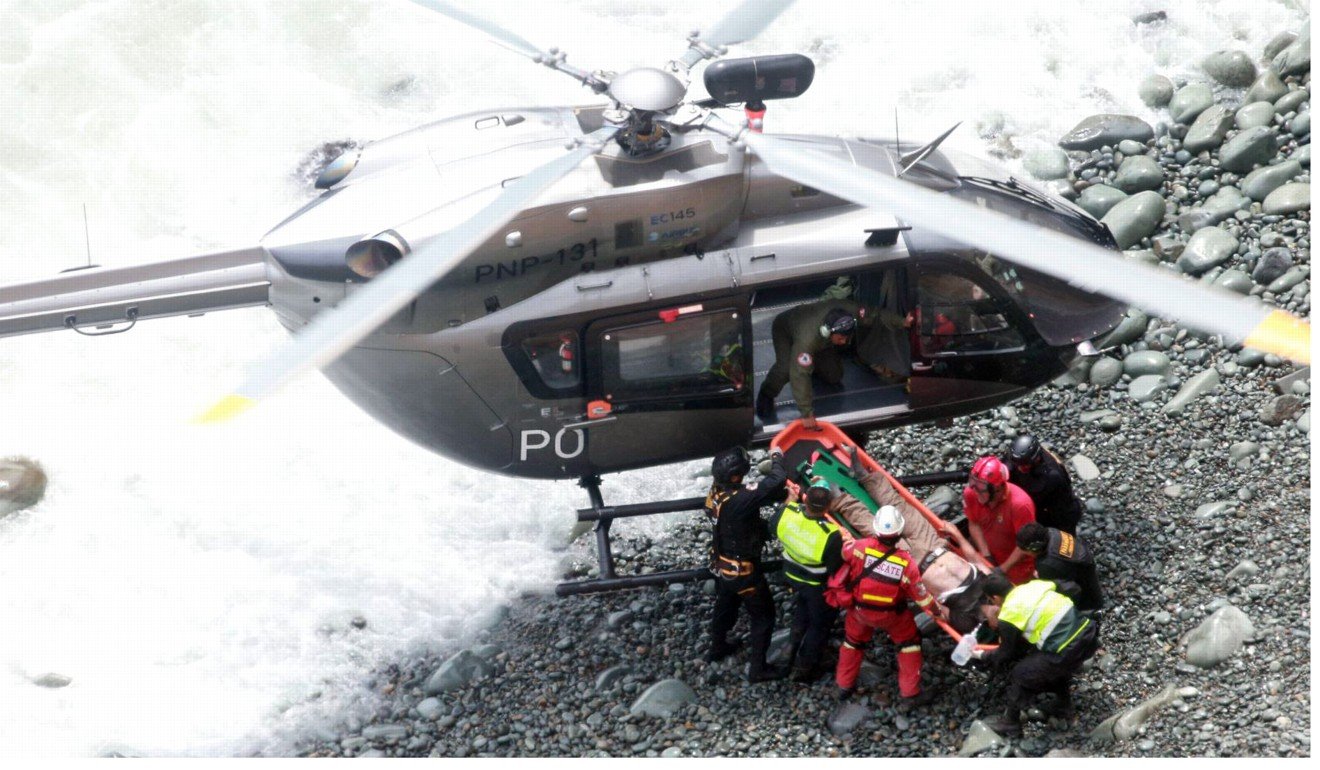 Rescue personnel transfer an injured person to a helicopter at the scene. Photo: Xinhua