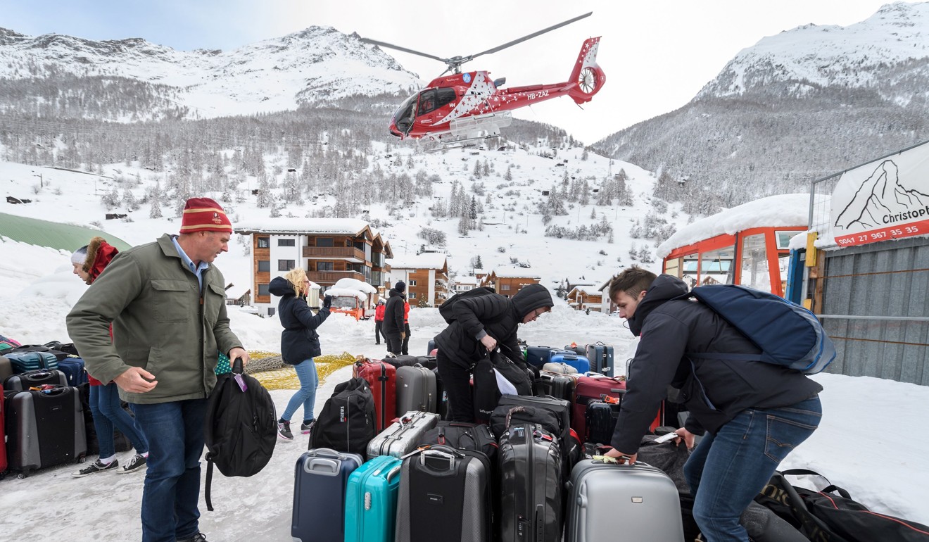 Tourists evacuate from the ski resort of Zermatt by helicopter. Photo: AFP