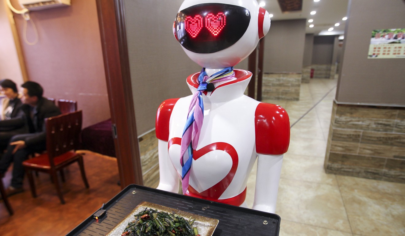 A robot delivers a dish at Guiyang’s Liu Xi Yuan restaurant. Photo: Simon Song