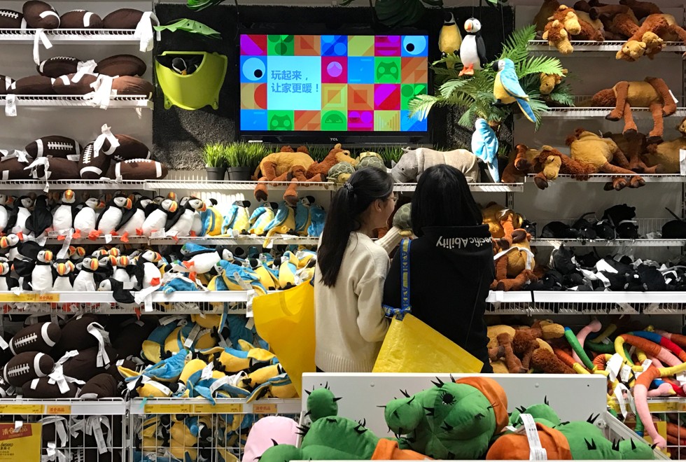 Retailers are rethinking how they can balance the online and offline model. Photo: Xinhua