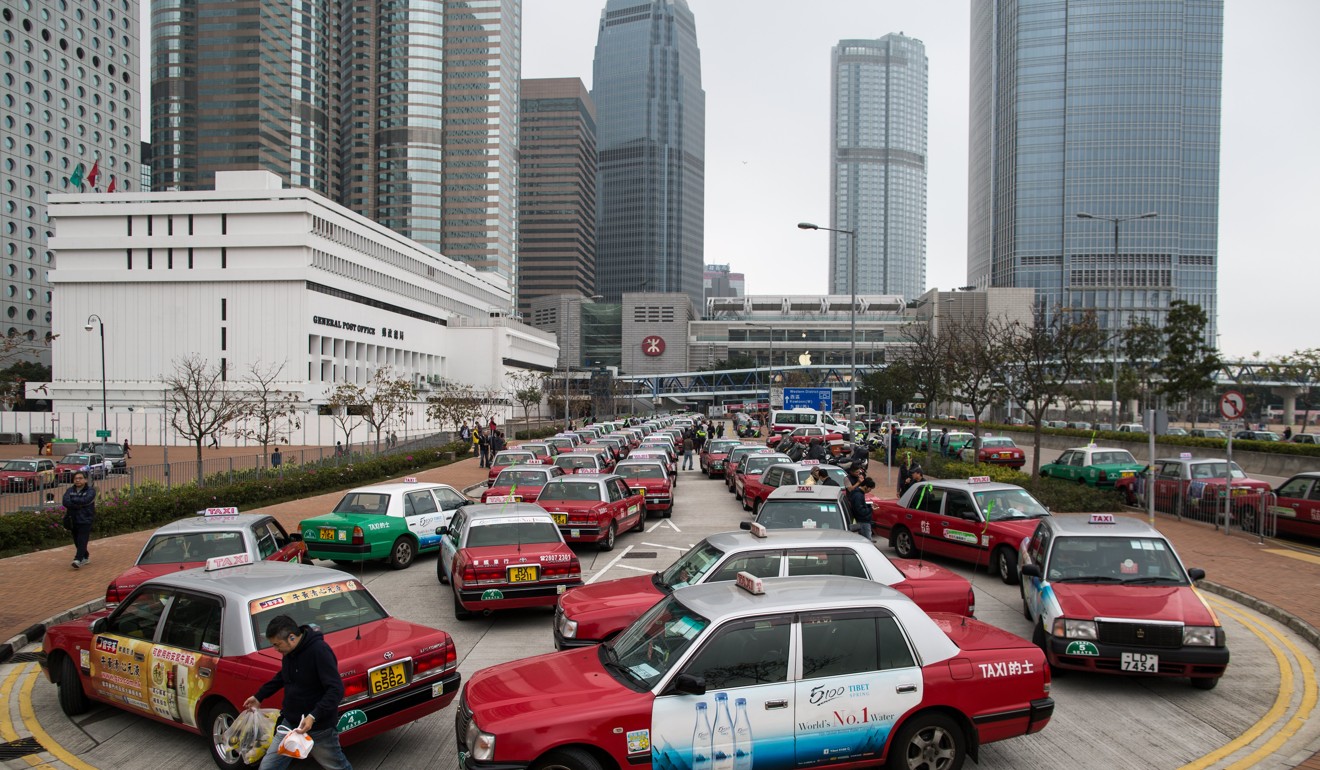 Taxi drivers stage a parked protest in Central on March 17, 2017. Around 300 taxi drivers have called on the government to withdraw a plan to add 600 new franchised premium taxis in the city, claiming that the plan would introduce unfair competition. Photo: EPA