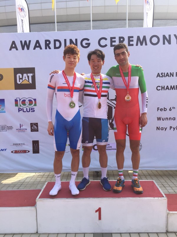 Hong Kong’s Cheung King-lok poses with his gold medal at the 2018 Asian Cycling Championships in Myanmar.