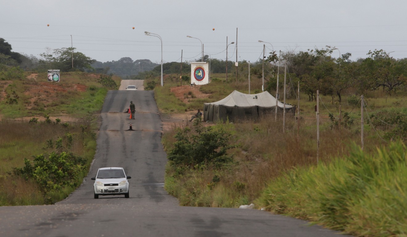 Soldiers stand guard at a check point close to the entrance of a military base in Guasipati, Venezuela. Photo: Reuters