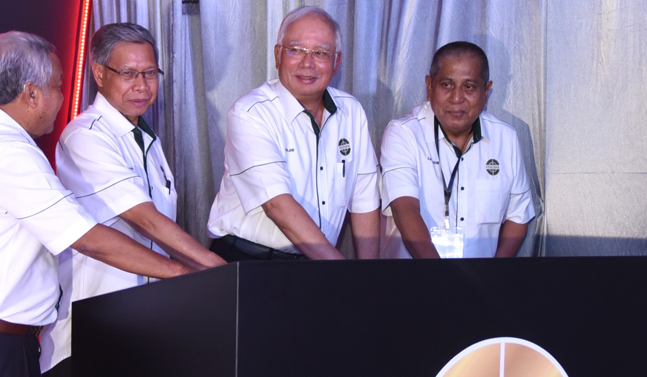 Prime Minister Najib Razak (third from left) with Pekema president Zainudin Abdul Rahman (right) at one of the association’s events. Photo: Pekema