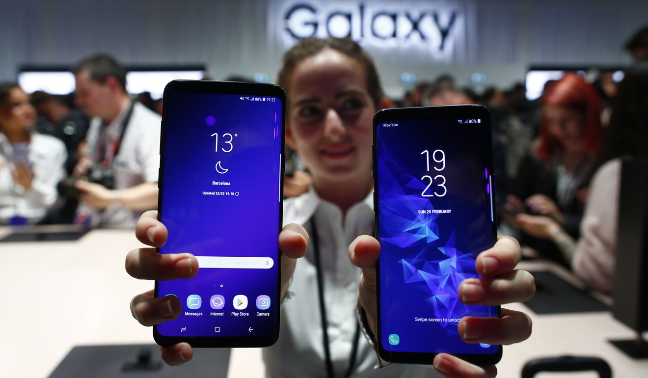 A woman holds the new Galaxy S9 and S9+ during the Samsung Galaxy Unpacked 2018 event on the eve of the Mobile World Congress wireless show, in Barcelona, Spain, Sunday, Feb. 25, 2018. Photo: AP