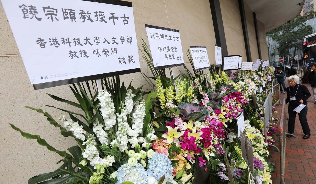 Members of the public pay their respects with flowers. Photo: Felix Wong