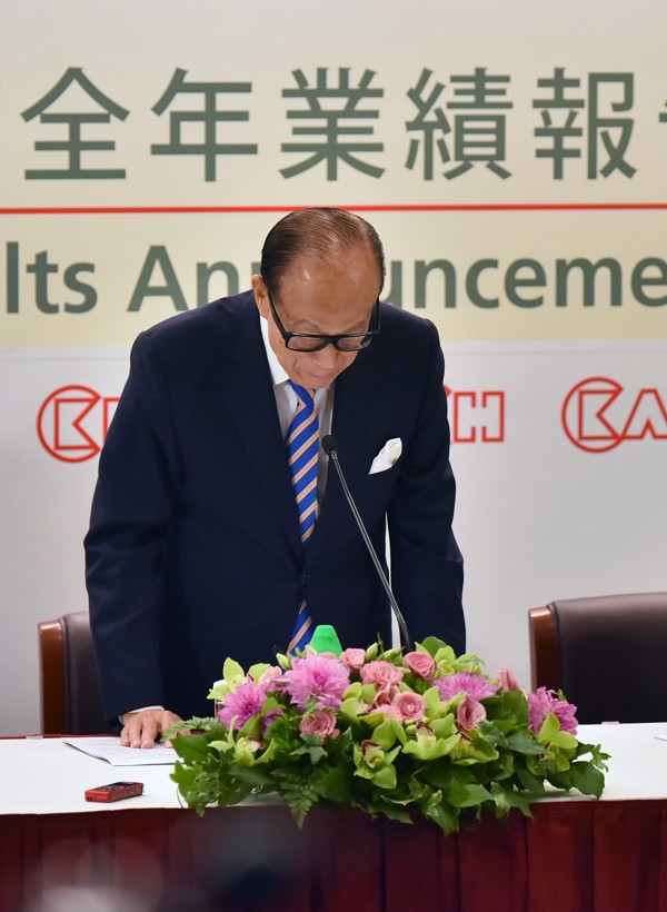 Bowing out, but still advising at 89. Li Ka-shing tells a news conference in Hong Kong of his plans to be succeeded by his elder son Victor Li Tzar Kuoi. Photo: Xinhua