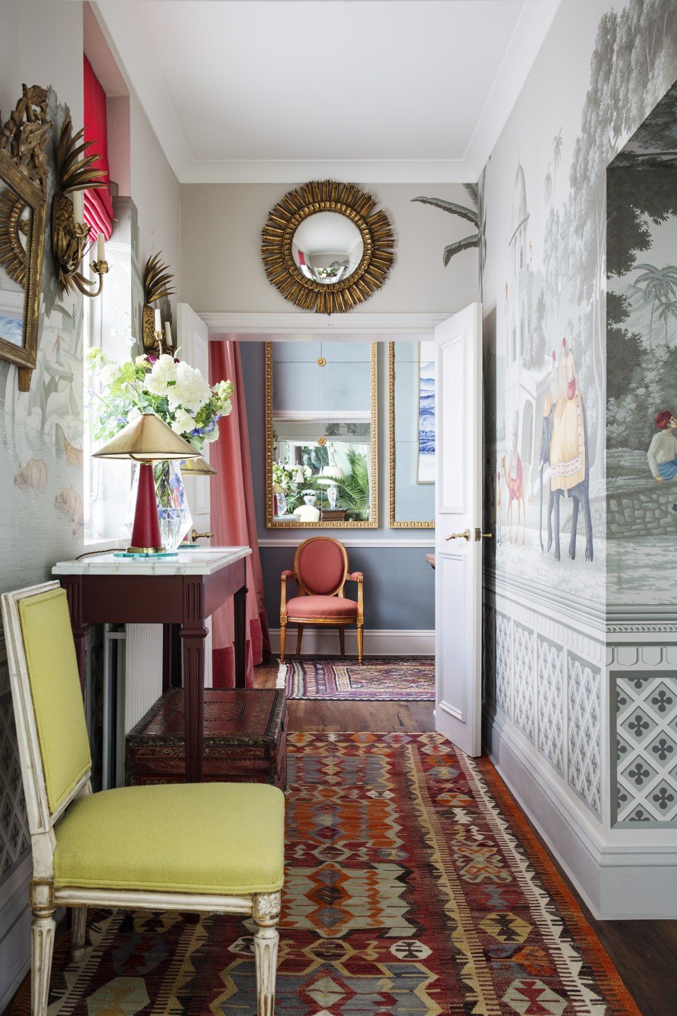 The panorama wallpaper in the hall is called ‘Early Views’ and is hand-painted, like all de Gournay wallpapers. 