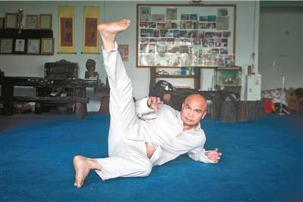 By staying low, and making effective use of both hands and feet, a dog kung fu fighter is most dangerous from an inferior position. Photo: 163.com