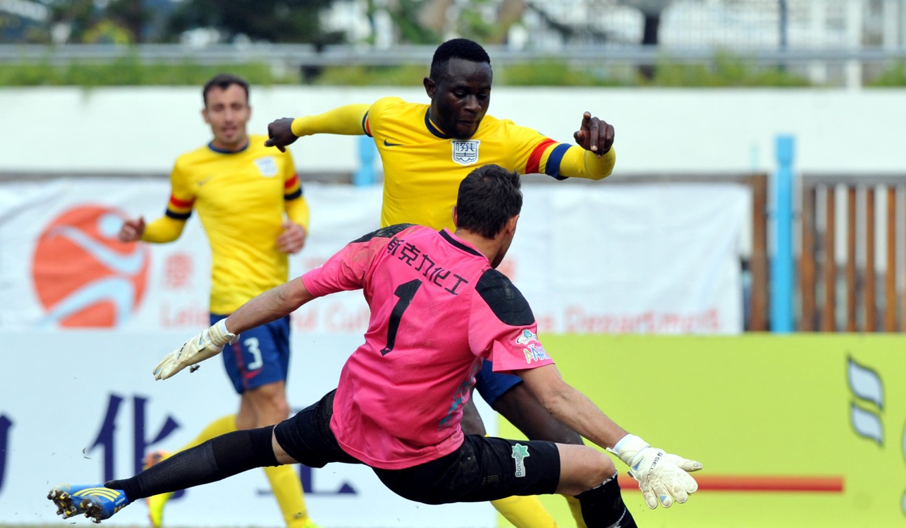 Kitchee forward Alexander Akande tries to round Happy Valley goalkeeper Barko Bozovic. Photo: Xinhua