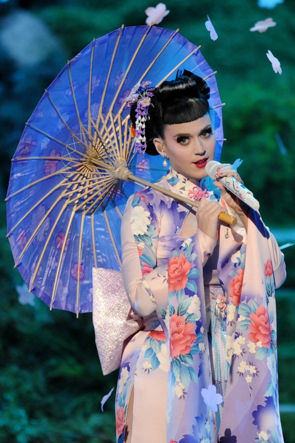 Katy Perry performs on stage at the American Music Awards dressed as a geisha. Photo: AP 