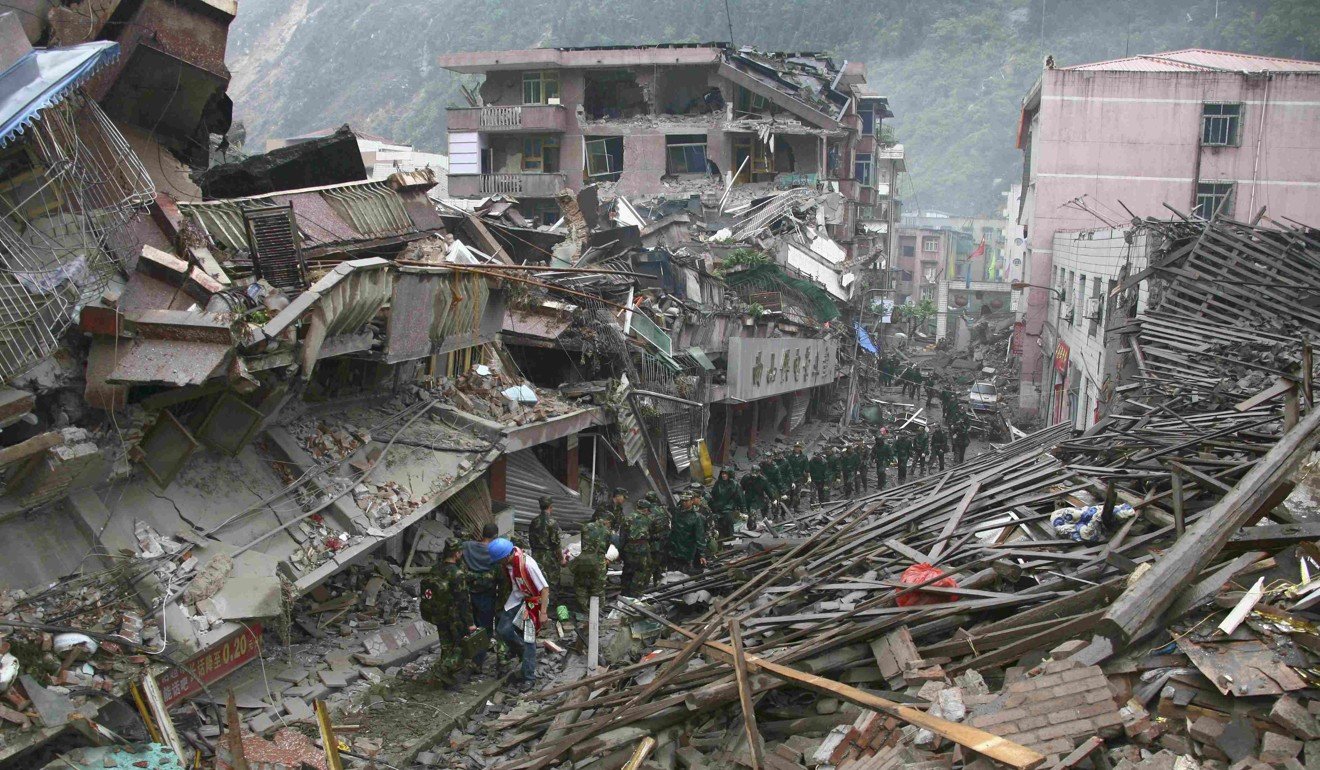 Soldiers scour the rubble in Beichuan county a day after the earthquake. Photo: Reuters