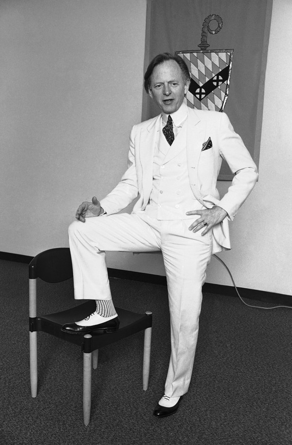 Tom Wolfe in 1986, clad in one of his trademark white suits. His novel ‘The Bonfire of the Vanities’ was published the following year. Photo: AP