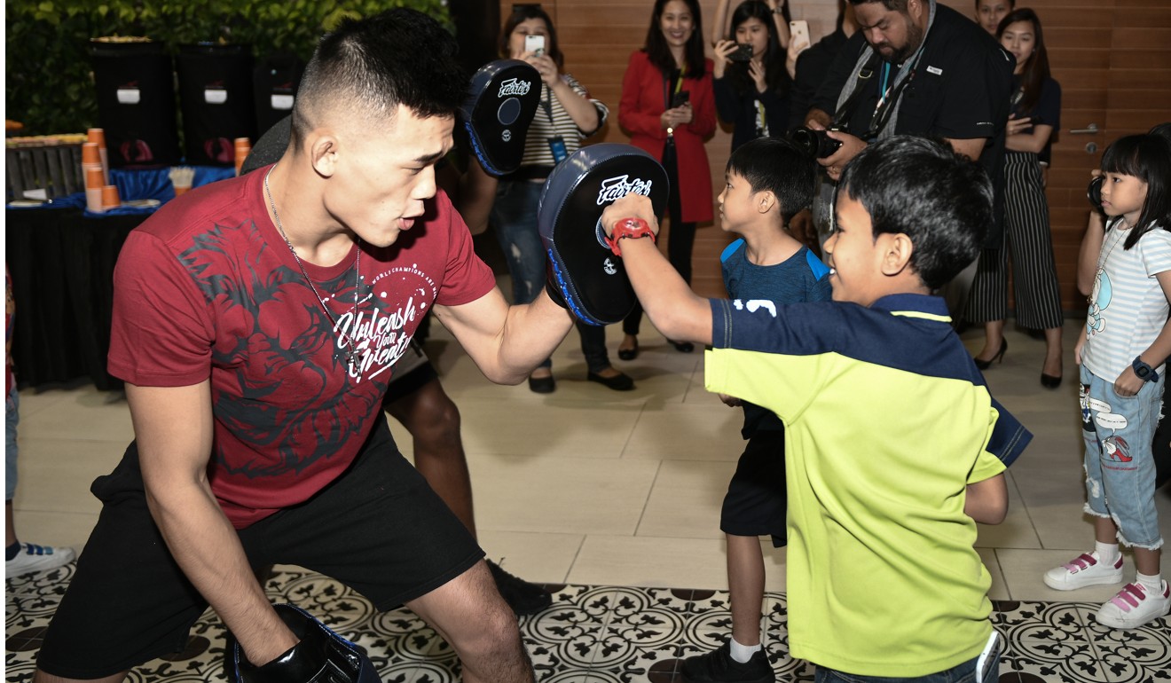 Christian Lee meets young fans ahead of the championship bout.