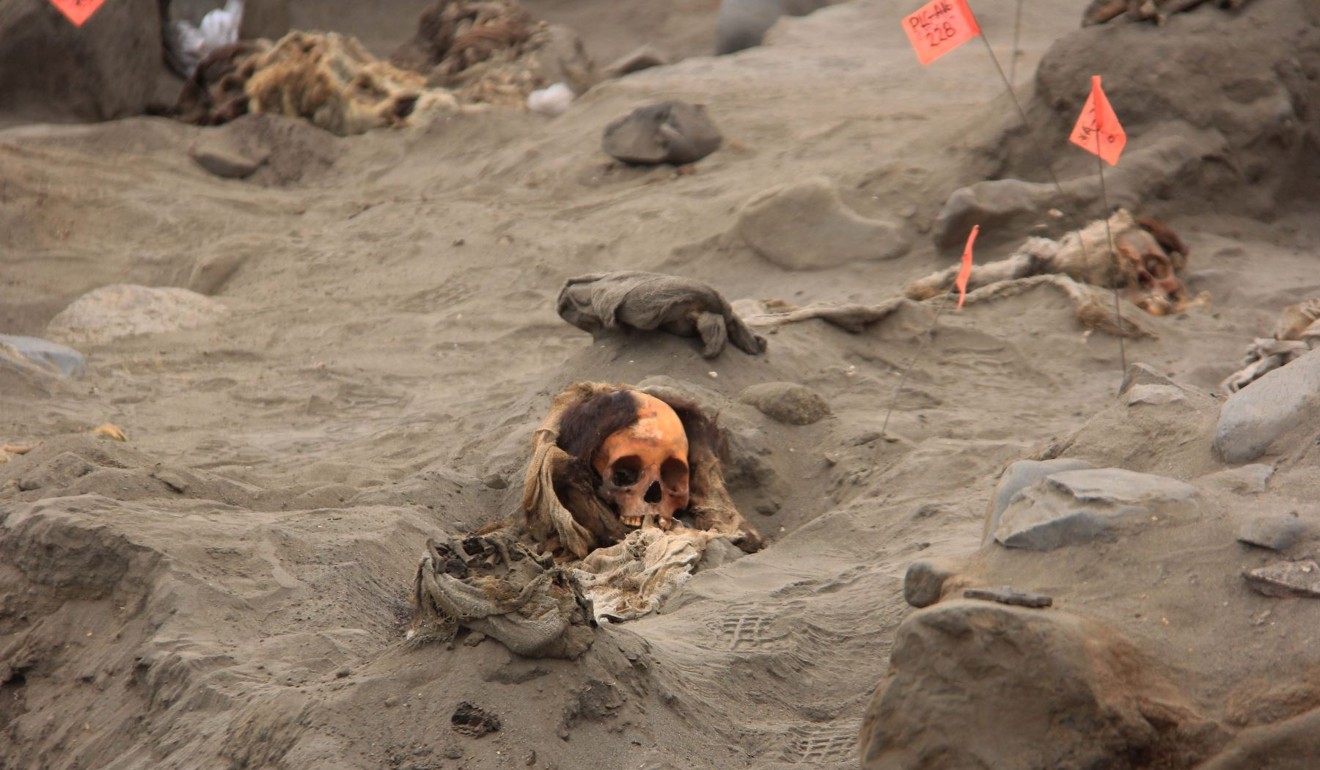 Archaeologists continue work at the excavation site La Cruz, where the remains of more than fifty children presumably sacrificed in a ritual of the pre-Columbian Chimu culture were discovered. Photo: AFP