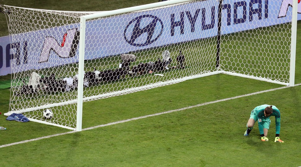 De Gea lets the ball slip through his hands into the net. Photo: Reuters
