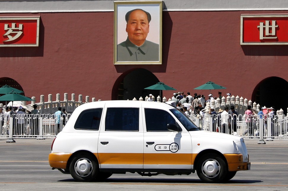 A London cab dressed in Beijing’s taxi colours drivubf past the portrait of Mao Zedong overlooking the Tiananmen Square on 29, June 2009. Photo: REUTERS/David Gray (CHINA TRANSPORT BUSINESS)