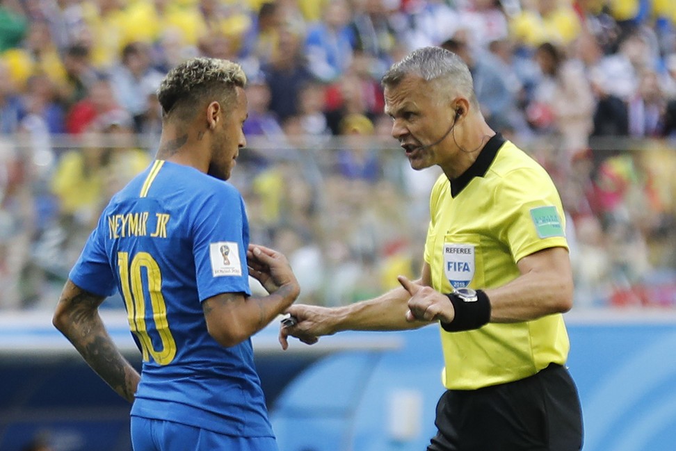 Dutch referee Bjorn Kuipers speaks to Neymar during the match against Costa Rica. Photo: EPA