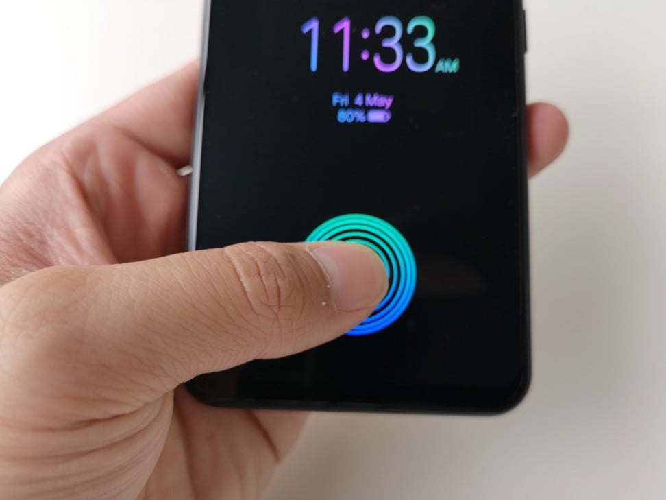 The fingerprint sensor in action. A signifier pops up on screen when the phone is locked, indicating where the user has to place his finger to unlock. Scanning takes about half a second.
