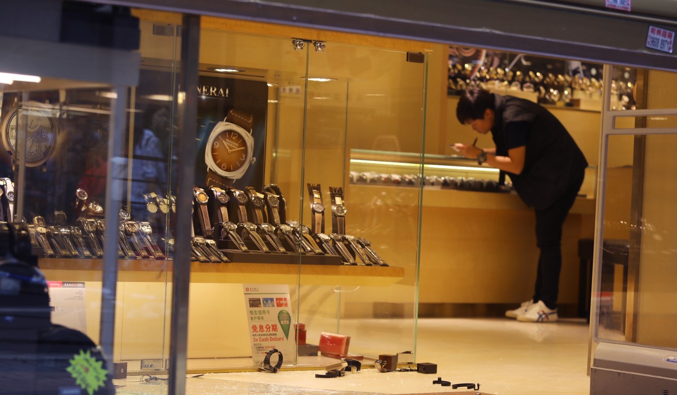 A police officer at the VIP Watch & Jewellery store, which was robbed on July 1. Photo: Sam Tsang