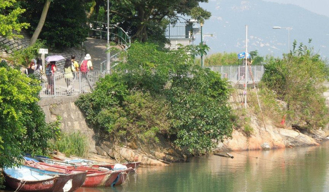 Visitors walk from the pier to Cheung Po Tsai cave. Photo: Facebook