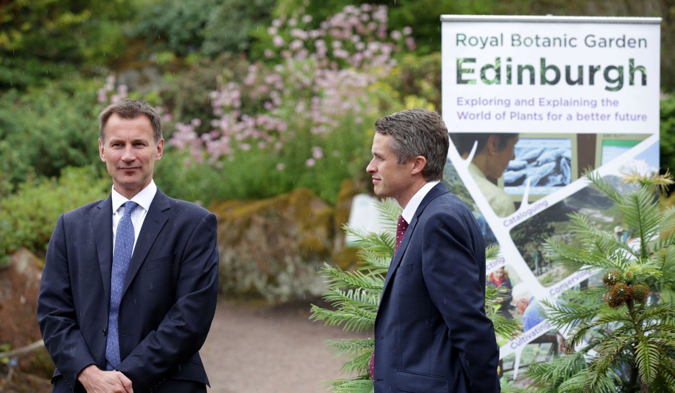 Hunt (left) and Williamson waiting for the Australian officials. Photo: Reuters