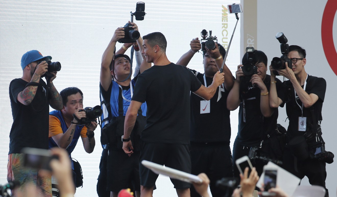 Ronaldo takes a selfie with fans during his visit to Beijing. Photo: EPA