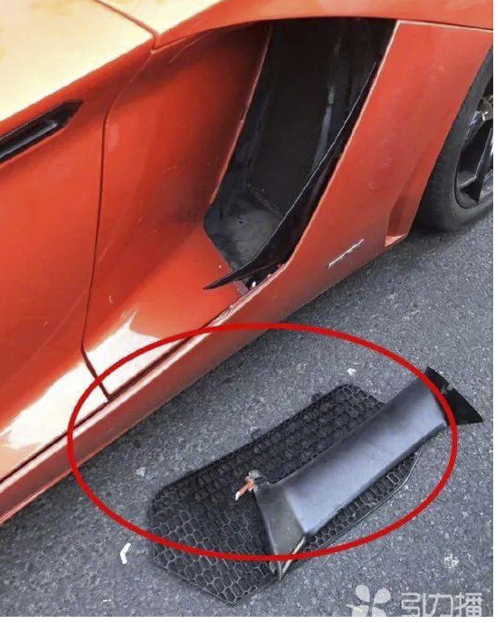 The side vent of the car was damaged when it hit the dog. Photo: Thepaper.cn