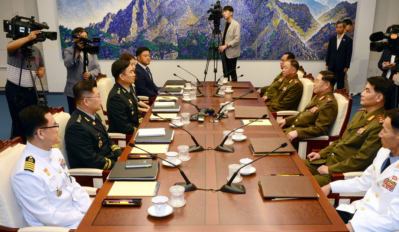 Ahn Ik San talks with Kim Do-gyun during their meeting. Photo: Reuters