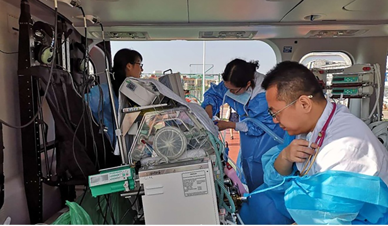 It was not easy to find a helicopter with the equipment needed to transfer the critically ill newborns. Photo: Read01.com