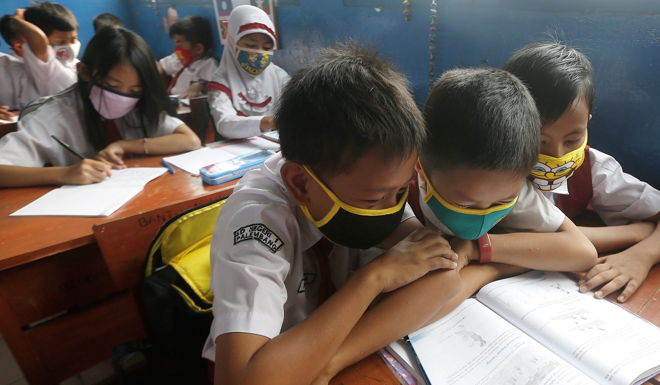Schoolchildren in Palembang wear masks during the haze problem in Sumatra. Photo: EPA