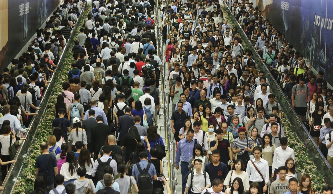 Commuters rush home as Typhoon Merbok closes in on Hong Kong and the No 8 signal is issued. Photo: Dickson Lee