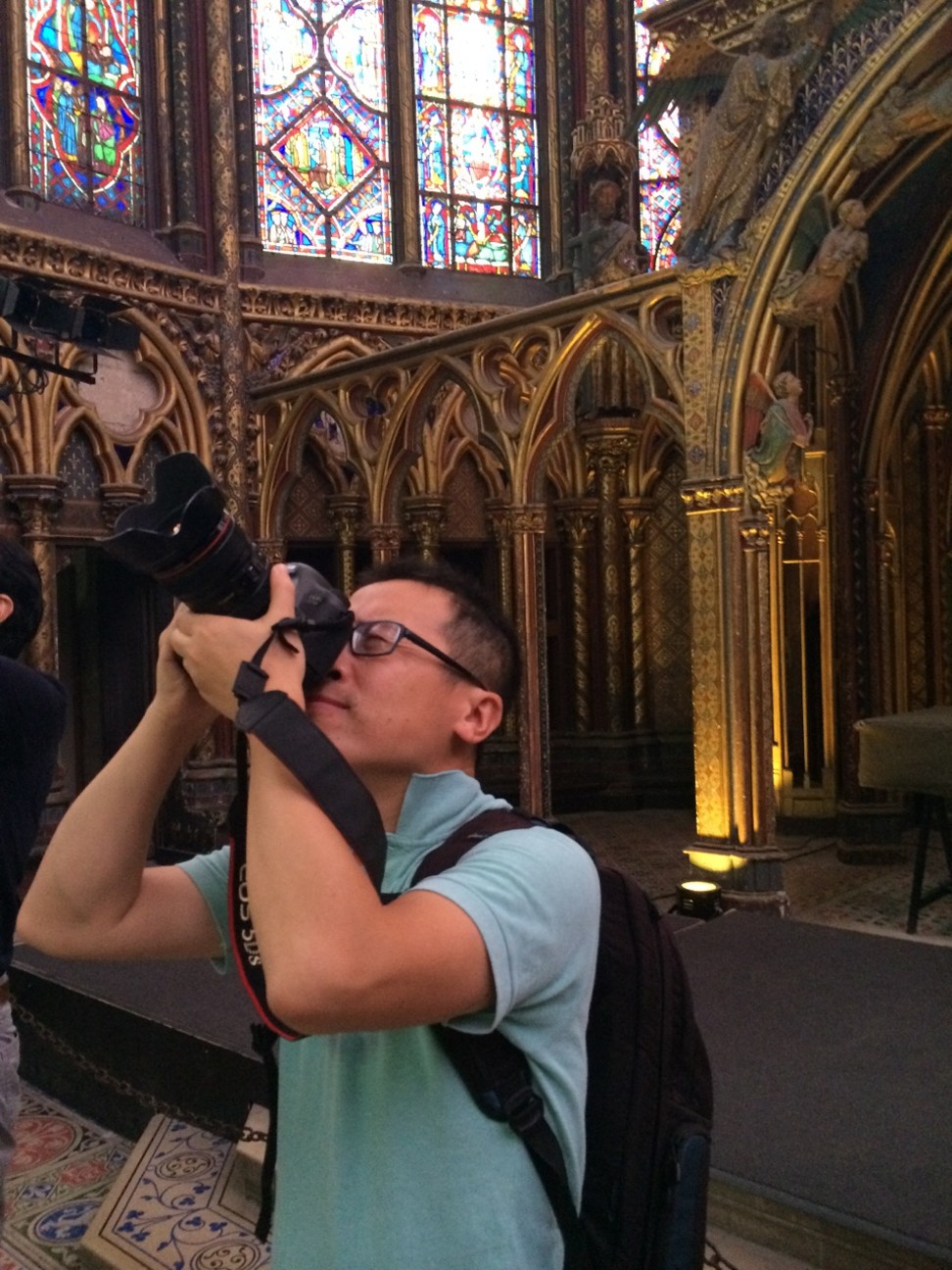 Fan Yibo visits Sainte Chapelle in Paris.