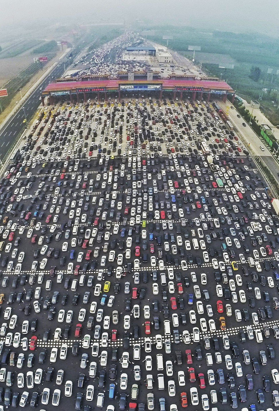 Vehicles stuck in a traffic jam near a toll station in Beijing, China at the end of the week-long 2016 Golden Week holiday. Photo: Reuters
