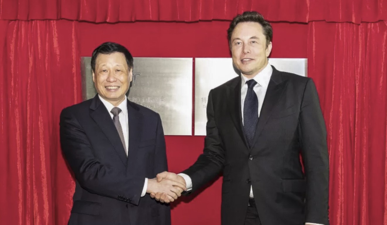 Ying Yong, mayor of Shanghai, shakes Musk’s hand after signing a preliminary agreement with the Shanghai government to build a Tesla factory in China. Photo: Shanghai Municipal People’s Government
