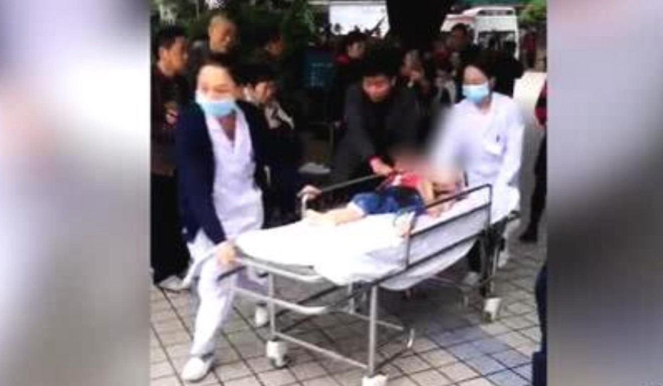 Medical workers tend to one of the victims of the knife attack. Photo: Ishare.iclient.ifeng.com