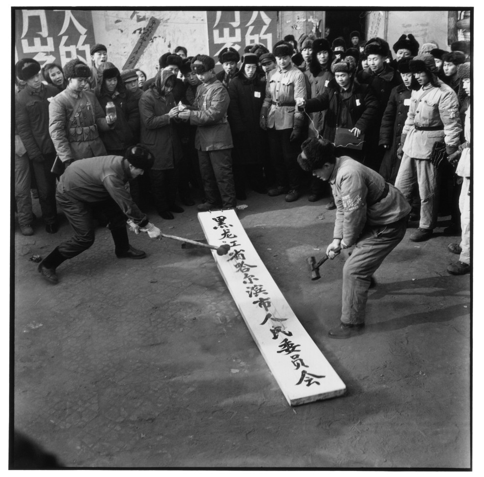 A large crowd gathers to cheer as rebel factions and PLA soldiers smash and burn the placard of the Harbin municipal government in February 1967. Photo: Li Zhensheng (The Chinese University Press)