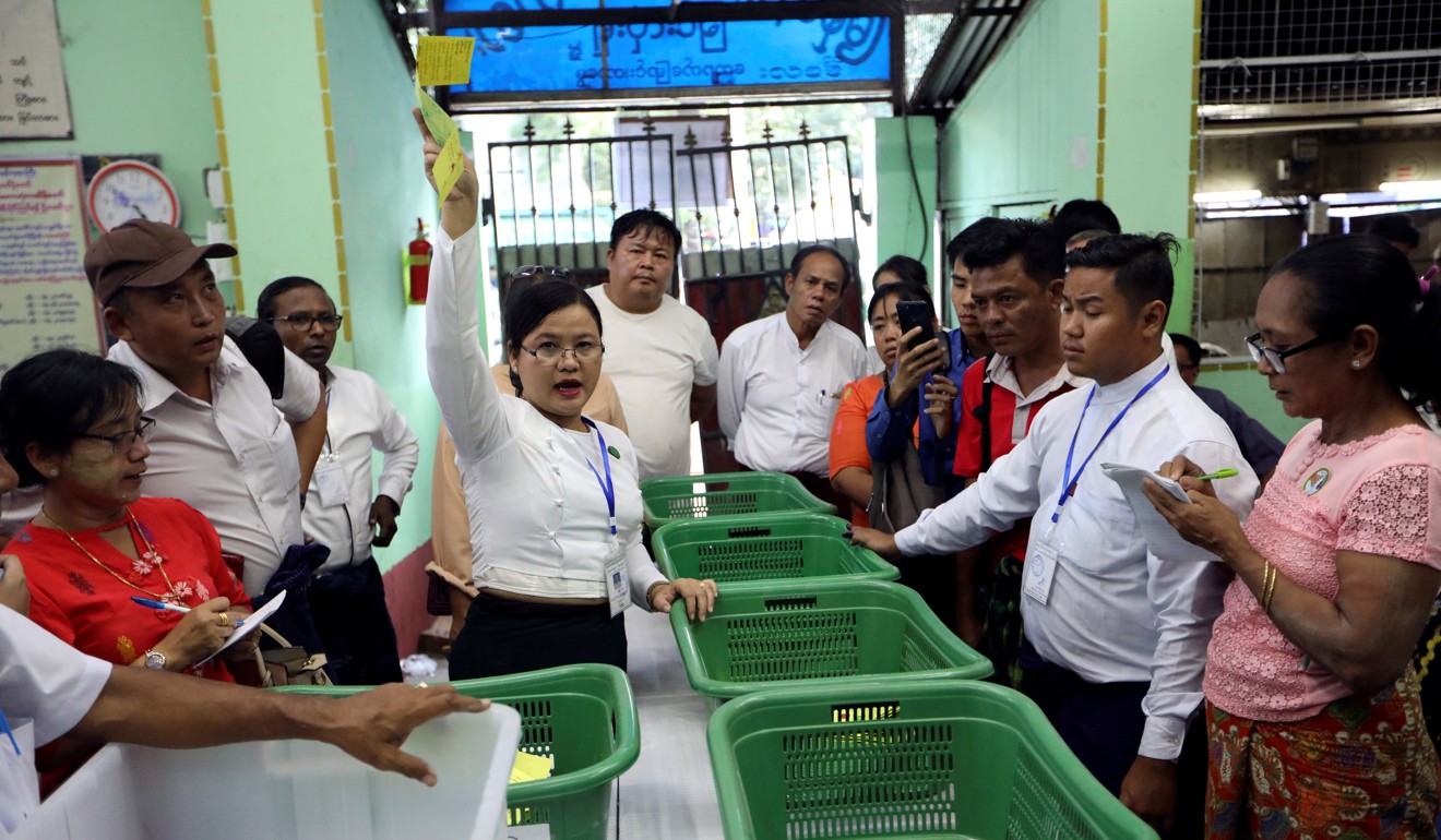 Union Election Commission staff count votes. Photo: Reuters