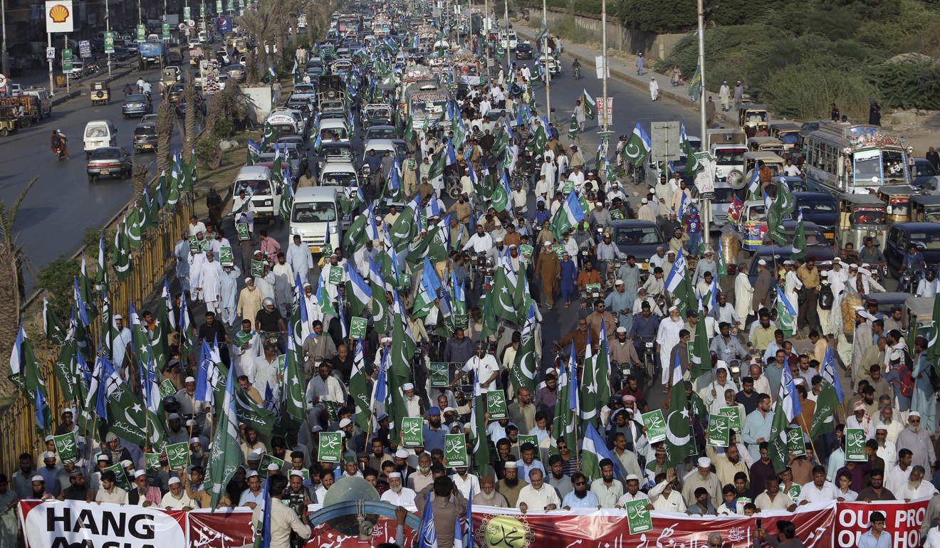 Islamists blockaded roads in major cities for three day’s demanding Bibi’s immediate execution. Photo: AP
