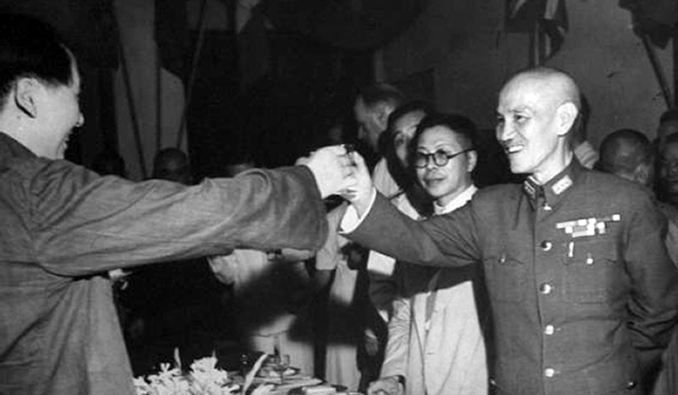 Mao Zedong (left) and Chiang Kai-shek raise a toast over a banquet table in Chongqing in 1945. Photo: Handout