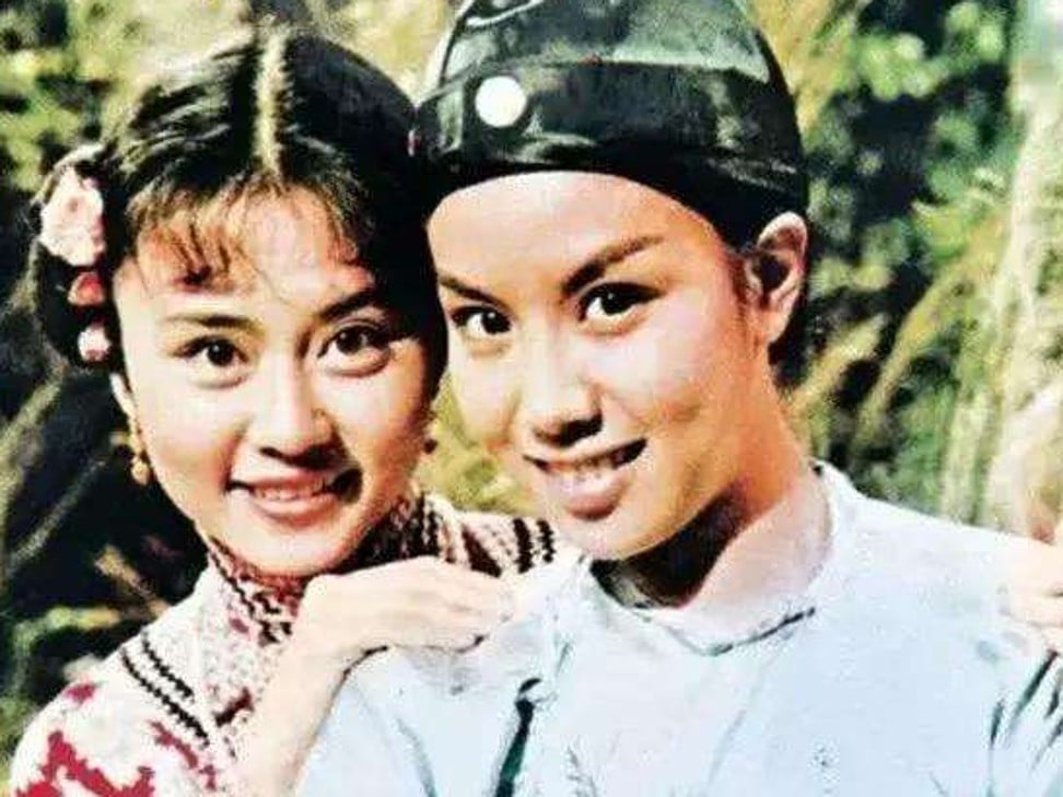 Actress Candy Wen (right) playing the male role of Trinket in the TV adaptation of The Deer and the Cauldron in 1976.