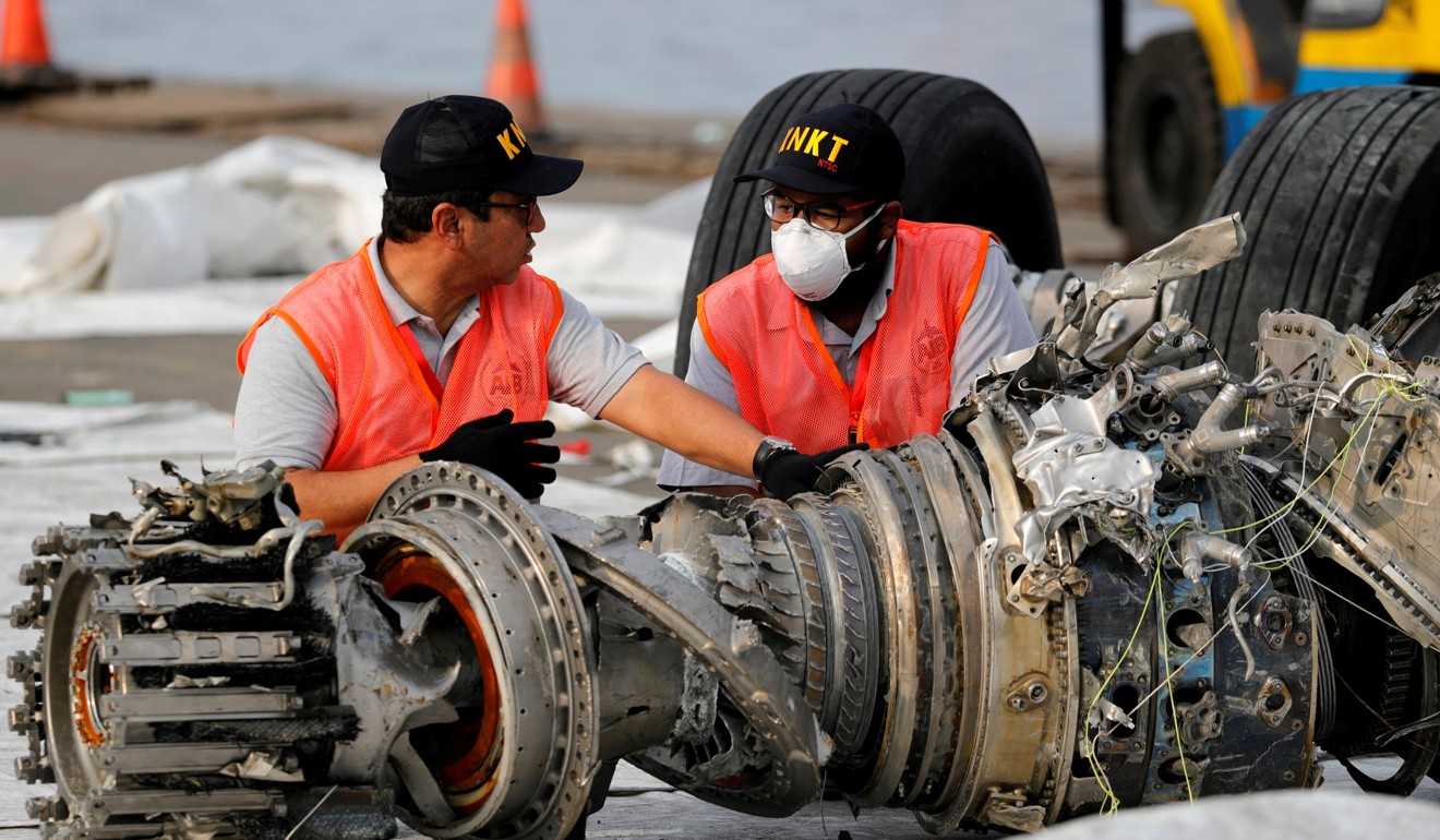 Indonesian National Transportation Safety Commission officials examine a turbine engine from crashed Lion Air flight JT610 at Tanjung Priok port in Jakarta on November 4. Photo: Reuters