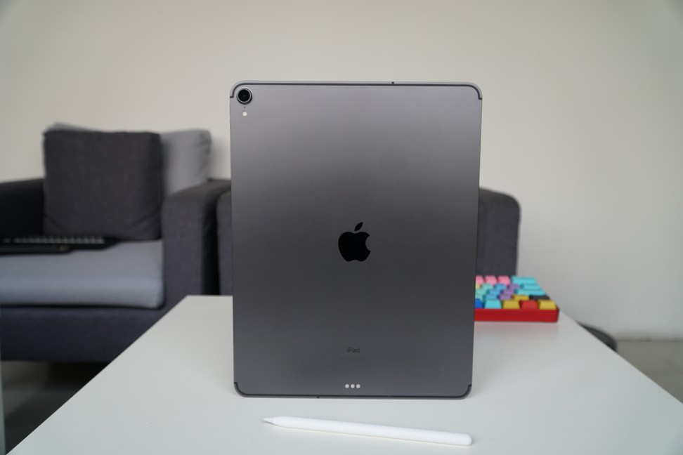 The back of the Apple iPad Pro 2018 resembles the iPhone 4, with a blocky design and visible antenna lines. Photo: Ben Sin