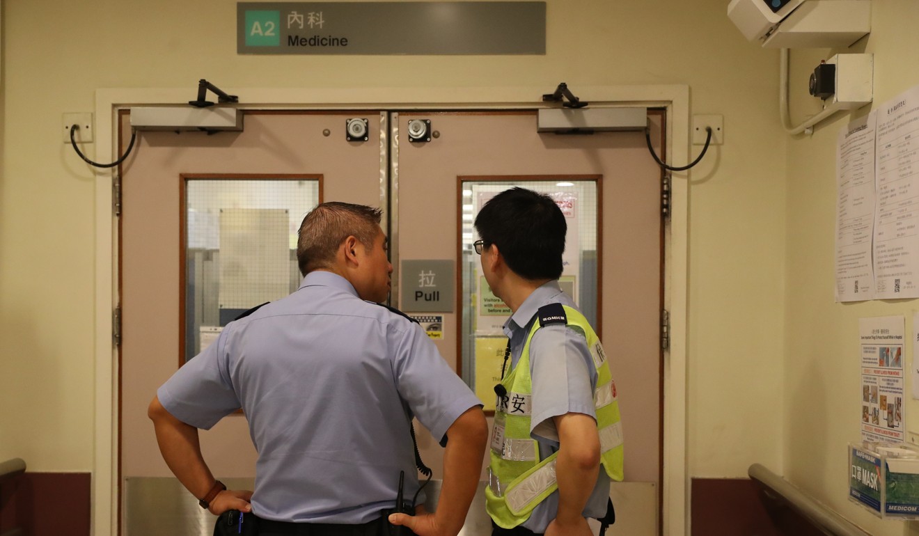 Police outside the second-floor ward from which Li escaped. Photo: Edward Wong