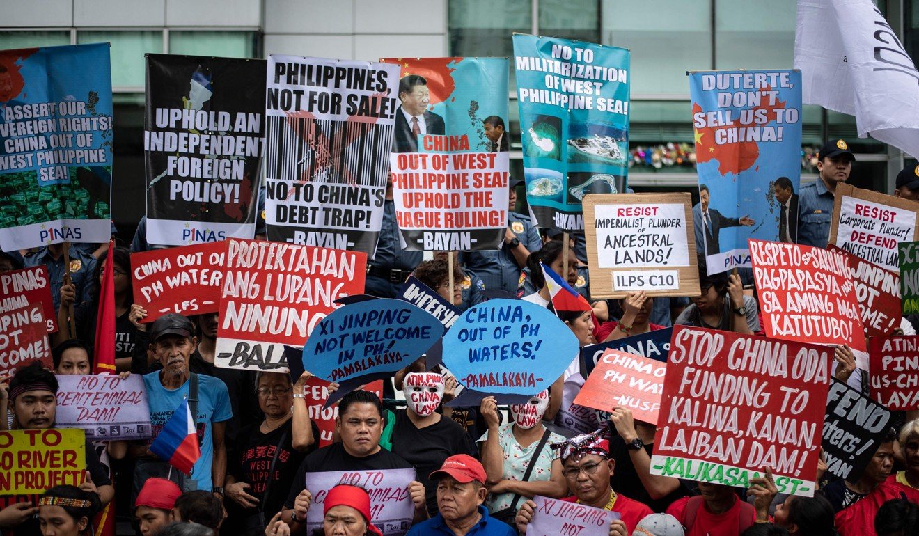 Filipino activists protest in front of the Chinese consular office during a visit by Chinese leader Xi Jinping. Photo: AFP