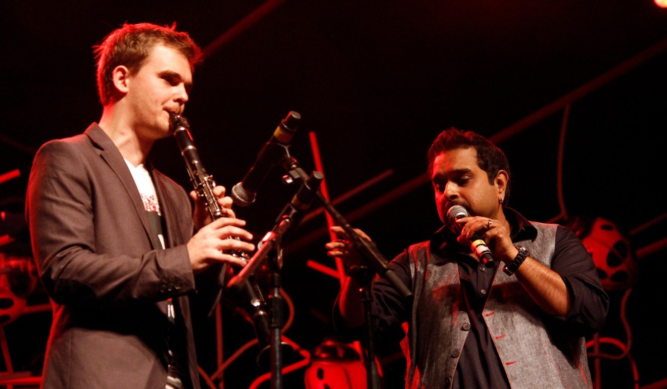 Shankar Tucker (left) performs with Shankar Mahadevan at Storm Festival 2014, in Bangalore. Picture: Alamy