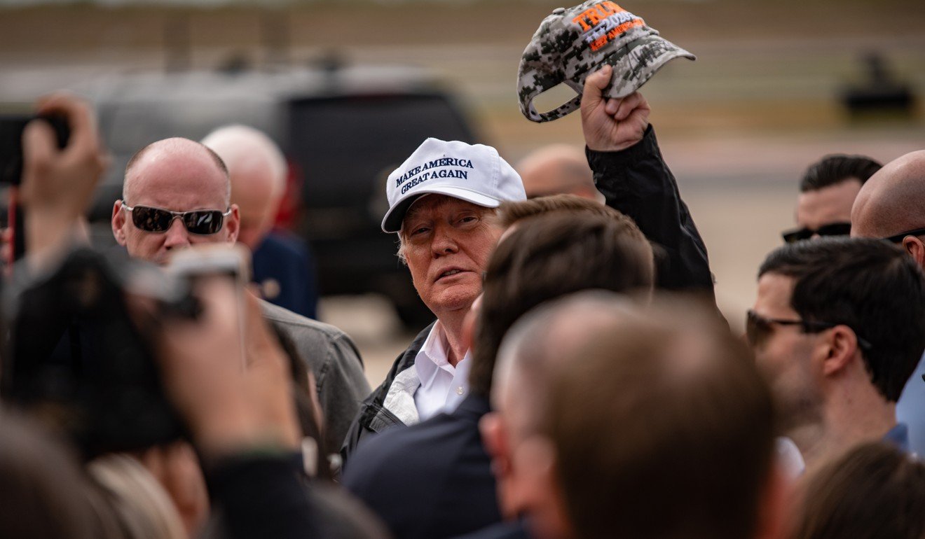 Trump holds a ‘Trump 2020’ hat given by a supporter at McAllen-Miller International Airport in McAllen, Texas on January 10, 2019. Photo: Bloomberg