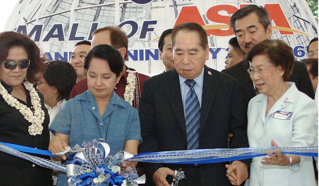 Philippine President Gloria Arroyo with Sy cut the ribbon during the opening ceremony of the Mall of Asia in Manila on May 20, 2006. Photo: AFP