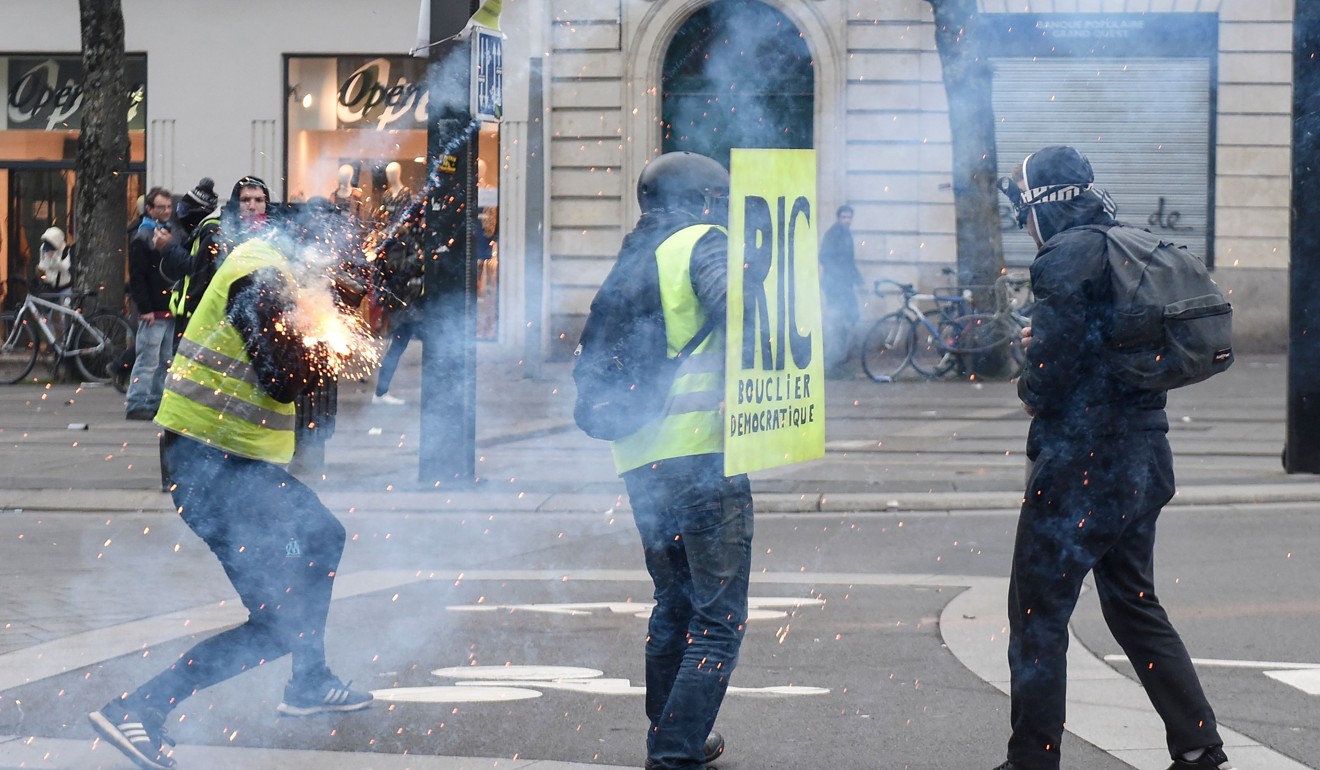Protesters try to avoid tear gas canisters launched by French police in Nantes, western France, on January 26, 2019. Photo: AFP