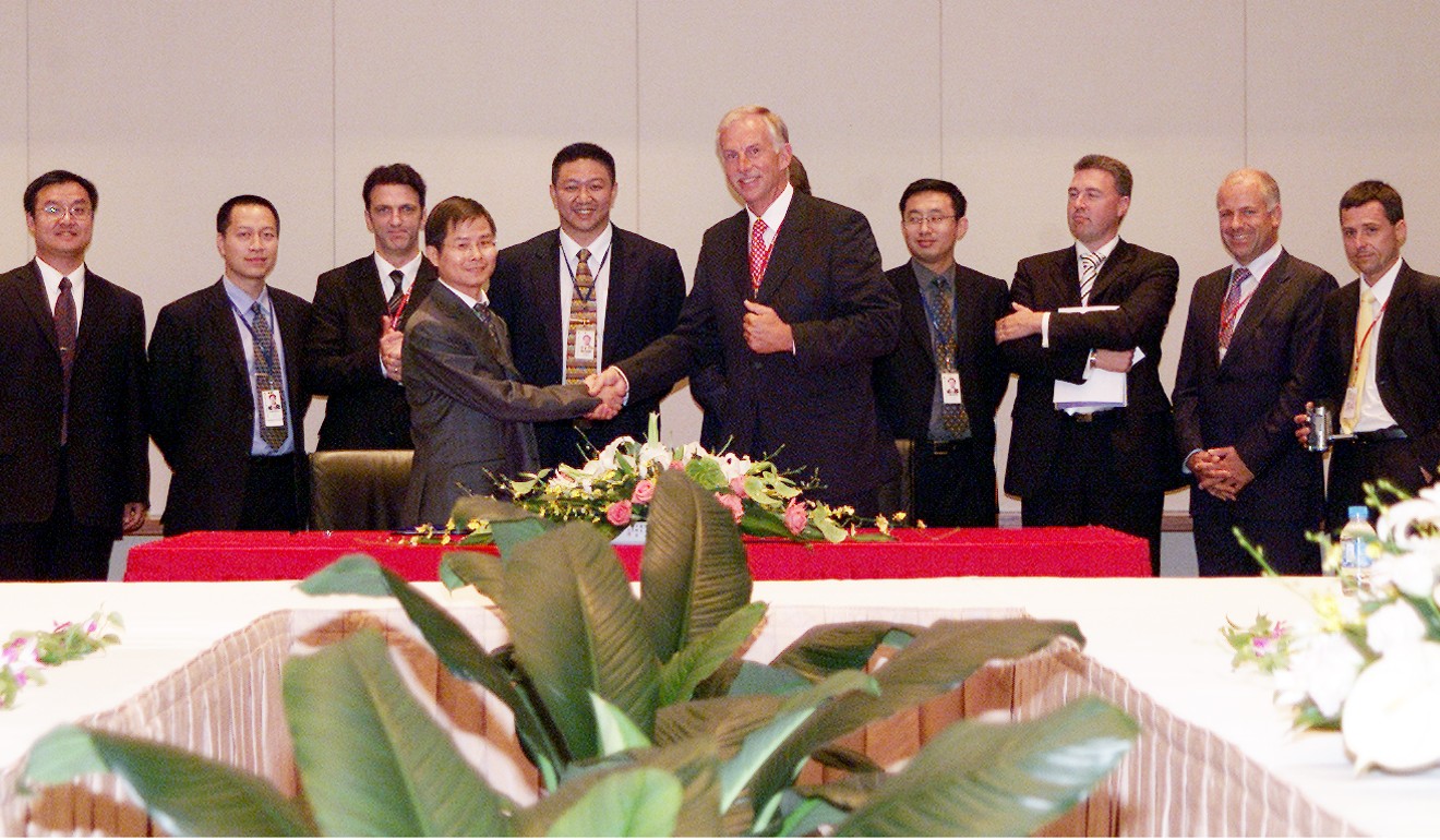 Senior executives of Huawei Technologies and Telfort at the 2004 signing ceremony for a letter of intent covering the supply of 3G equipment to the Dutch mobile network operator. Photo: Stefan Scheuerle